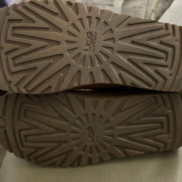 UGG BAILEY BUTTON TRIPLET II SHEEPSKIN BOOT - WOMEN Size 11 - Picture 4 of 8